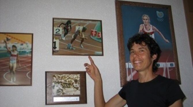 Erinnerung an die Sportkarriere: Fotos von internationalen Wettkämpfen hängen bei Gudrun Abt-Nothdurft an der Wand.
GEA-FOTO: S