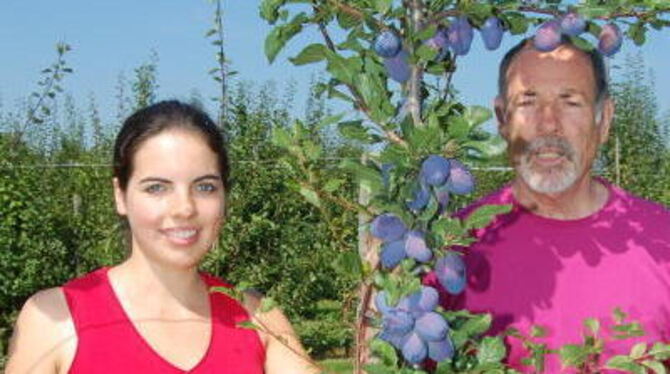 Walter Hartmann und zwei Mal Jojo: als Tochter und als Frucht. 
FOTO: PFISTERER