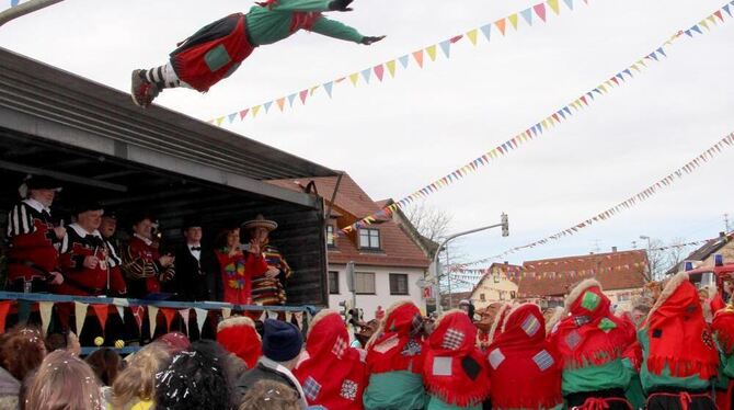 Todesmutige Hexen, die von Dächern springen.