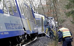 Rettungskräfte an der Unfallstelle eines Zugunglücks in der Nähe von Bad Aibling