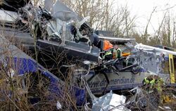Rettungskräfte untersuchen einen zerstörten Wagon. Foto: Josef Reisner