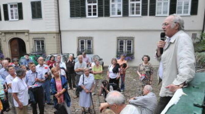 Hier im Stift ging's los: Hans-Otto Binder (mit Mikro) schildert den Werdegang des Autors, der erst eine glänzende Karriere vor