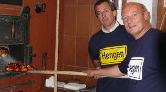 Hengens Ortsvorsteher Gerhard Stooß (rechts) und Bad Urachs stellvertretender Bürgermeister Axel Leiss holten fachmännisch die &