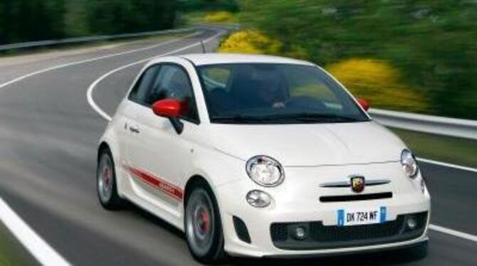 Von der Knutschkugel zur Rennsemmel: Der 500er Abarth klebt wie Kaugummi auf der Straße. FOTO: FIAT