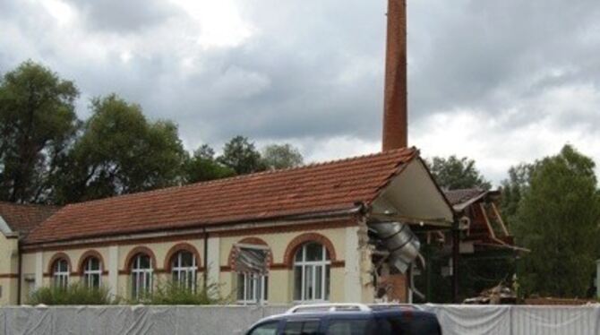 Die Gebäude auf dem alten Bowa-Gelände sind fast schon abgerissen. Am Samstag fällt der Schornstein.  FOTO: ULP