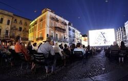 Kinoschauen auf dem Marktplatz beim Filmfest mit dem besonderen Flair.  
FOTO: DPA