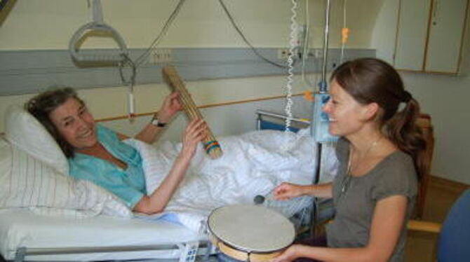 Zum Konzept des Paul-Lechler-Krankenhauses gehört auch die Musiktherapie: Wenn Musiktherapeutin Monika Emmert zu Patientinnen wi