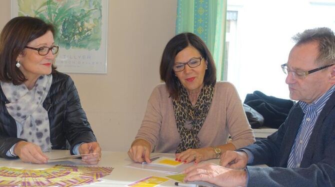 Gerda von Gagern (links), Hanni Winter und Achim Scherzinger mit Pressematerial für die neuen Ausstellungen. GEA-FOTO: DÖRR