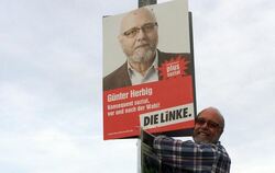 Selbst ist der Mann: Günter Herbig beim Plakatieren. Den ganzen »Bananenwahlkreis« Hechingen-Münsingen bis zum Wahltermin am 13.