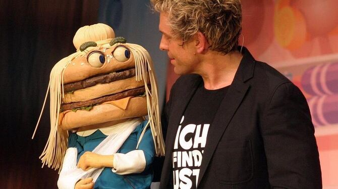 Grammel unterhält sich mit einem sprechenden Fast-Food-Gericht. GEA-FOTO: KNAUER