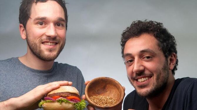 Max Krämer (l) und Baris Özel stellen ihren Insektenburger vor. Foto: Ingo Wagner