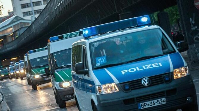 Polizeiwagen während eines Einsatzes in Berlin. Im Kampf gegen organisierte Kriminalität und Paralleljustiz will der rot-schw