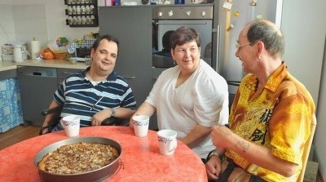 Kaffeeklatsch in der neuen Wohnung: Michael Backer, seine Frau Sonja und Karl-Heinz Spahr. Trotz körperlicher Einschränkungen kö