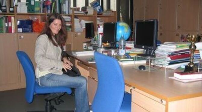 Lehrerzimmer voller Bildschirme: Dorothea Schulz in der German Swiss International School in Hongkong. GEA-FOTO: WALTER