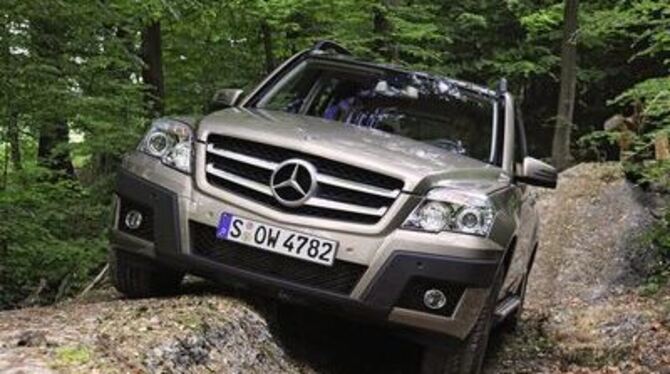 Der neue GLK von Mercedes-Benz wird mit den beiden optionalen Paketen für Offroad-Technik und -Styling zum Geländegänger.
FOTOS: