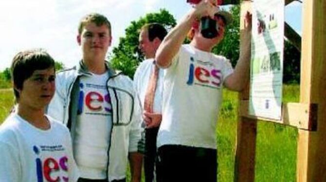 Letzter Handgriff für die Aktion »Bohnerzgruben« (von links): Patrik Kampf, Ryan Higgins und Dominik Maichle beim An