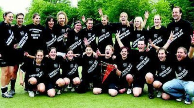 Mit 65:11 Toren und 44 Punkten wurde Sondelfingen Meister. Hinten von links: Friederike Nägele, Julia Neuweiler, Beatrice Reinha