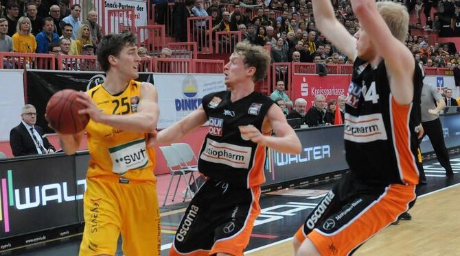 Per Günther (Mitte, im Duell mit Jesse Sanders, links) trumpfte gegen die Tigers ganz groß auf. GEA-FOTO: MEYER