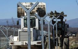 Grenzverstärkung: Mazedonische Soldaten errichten einen zweiten Zaun. Foto: Georgi Licovski