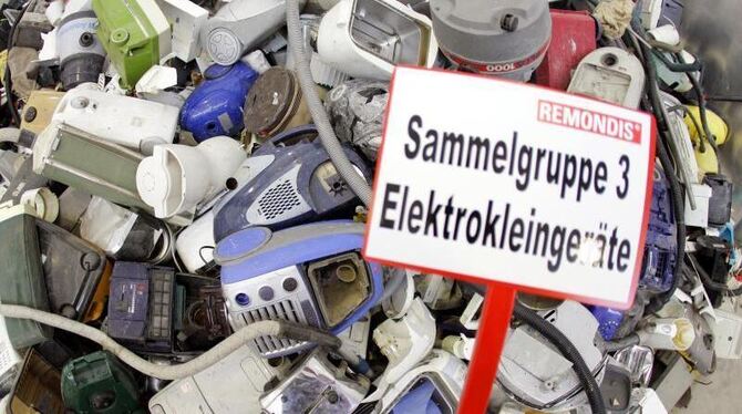 Ausrangierte Elektrogeräte auf einem Recyclinghof. Foto: Bernd Thissen