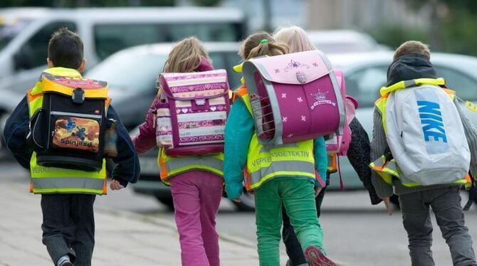 Kinder auf dem Schulweg.