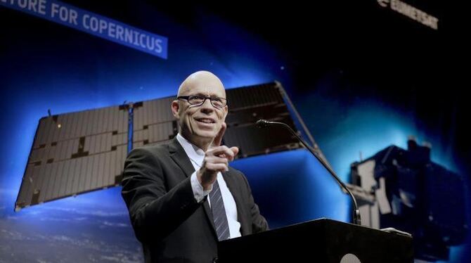 Rolf Densing, Leiter des Satellitenzentrums, spricht zum Start des Umwelt-Satelliten in einem Konferenzraum der ESA in Darmst