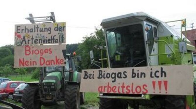 Schweres Geschütz: Die Gegner der geplanten Biogasanlage machen mit ihren landwirtschaftlichen Maschinen mobil. 
GEA-FOTOS: GEIG