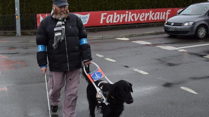 Der Blindenführhund Max ist für Hartmut Gerst im Alltag ein wichtiges Hilfsmittel.