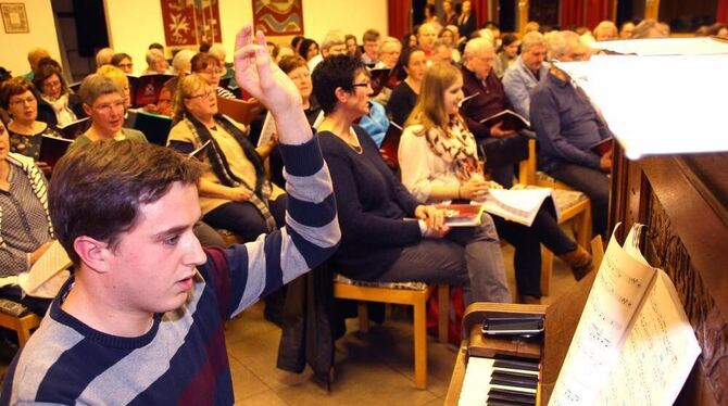 Simon Biffart, Initiator, musikalischer Leiter und Hauptorganisator des Pop-Oratoriums »Die 10 Gebote«, hat den Riesenchor gut i Simon Biffart, Initiator, musikalischer Leiter und Hauptorganisator des Pop-Oratoriums »Die 10 Gebote«, hat den Riesenchor gut i