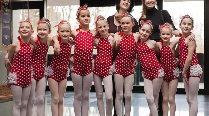 Die siegreichen Mädchen der Ballettschule »Dance Performance« mit Leiterin Svetlana Hacker und ihrer Tochter Alisa Hacker, die B Die siegreichen Mädchen der Ballettschule »Dance Performance« mit Leiterin Svetlana Hacker und ihrer Tochter Alisa Hacker, die B