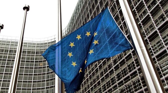 Die Europäische Flagge weht in Brüssel auf Halbmast (Archivbild).