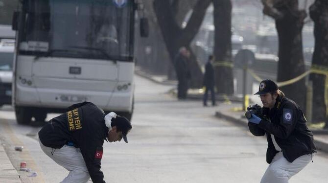 Ermittlungen am Tatort im Zentrum Ankaras. Foto: Tolga Bozoglu