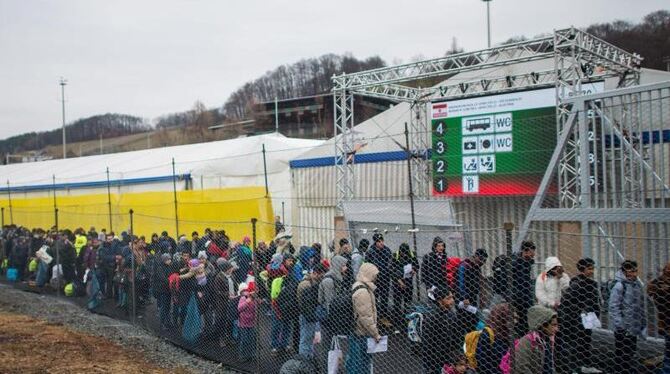Flüchtlinge an der slowenisch-österreichischen Grenze bei Spielfeld. Foto: Christian Bruna