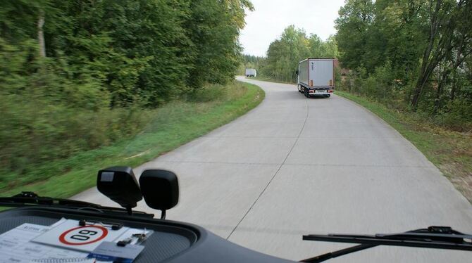 Testfahrten auf der Panzerringstraße in Münsingen: Wer hier fahren will, braucht eine Erlaubnis. Eine solche haben die Firmen Da