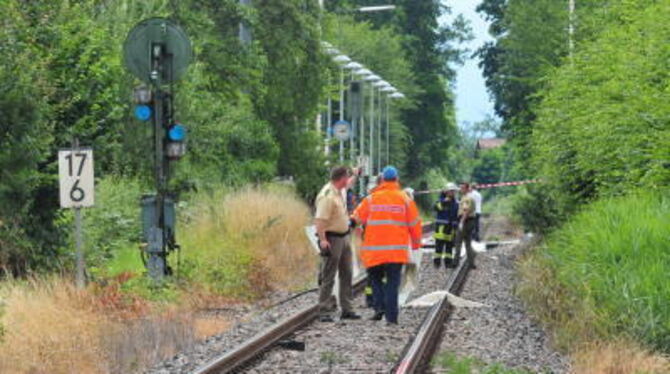 Polizei, Bahn und Rettungsdienst bleibt nur noch die Sicherung des Unfallorts. FOTO: MEY
