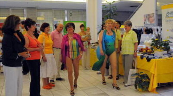 Bademoden zwischen Informationsständen beim Sommerfest der »Brückenpflege« in der Volkshochschule. FOTO: KEMMLER