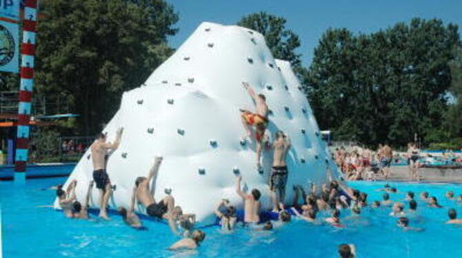 Im vergangenen Jahr gab es beim Freibadfest einen »Eisberg«. Auch diesmal wird ein attraktives Programm geboten. GEA