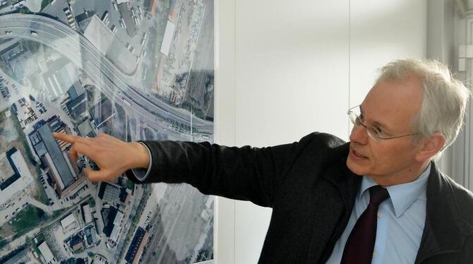 Christoph-Michael Pfefferle, Wirtschaftsförderer der Stadt Reutlingen, an der Übersichtskarte des GER-Gewerbeparks: Oben die Sta