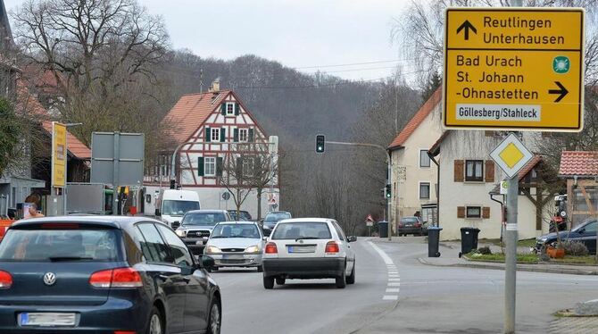 In Holzelfingen haben Verkehr und Lärm seit Einführung von Tempo 30 auf der Bundesstraße im Tal zugenommen. GEA-FOTO: NIETHAMMER