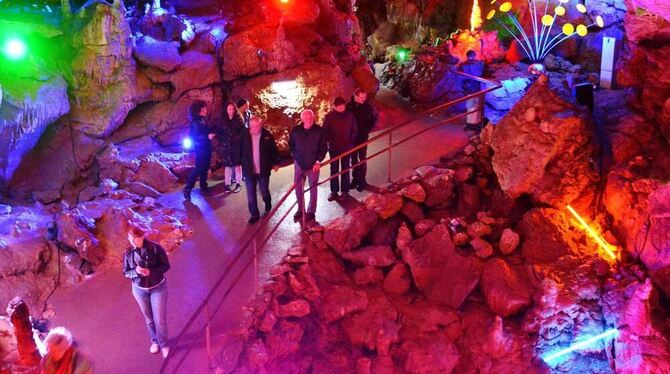 Aktionen wie die Illumination der Bärenhöhle haben 2015 viele Neugierige angelockt. Ein Aufwärtstrend bei den Besucherzahlen zei