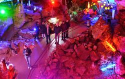 Aktionen wie die Illumination der Bärenhöhle haben 2015 viele Neugierige angelockt. Ein Aufwärtstrend bei den Besucherzahlen zei
