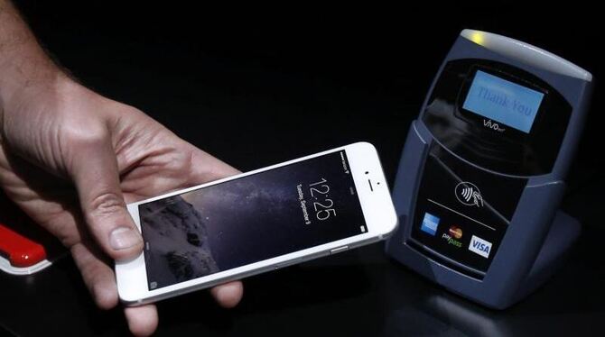 Apple Pay soll das mobile Bezahlen mit dem Smartphone populär machen. Foto: Monica Davey