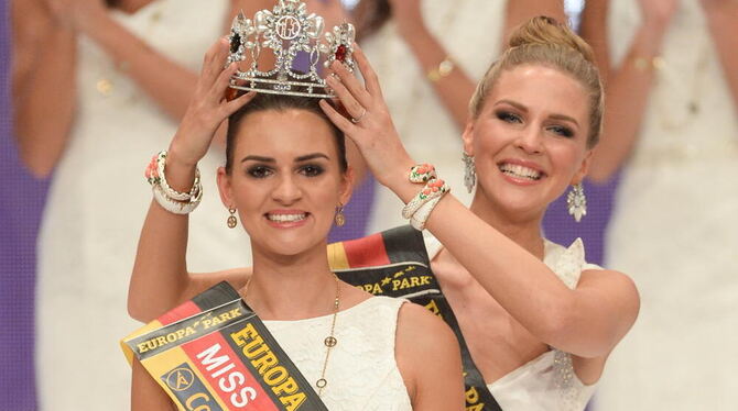 Miss Germany 2016, Lena Bröder (links) aus Nordwalde (Miss Westdeutschland), bekommt im Europa-Park in Rust auf der Bühne von Mi Miss Germany 2016, Lena Bröder (links) aus Nordwalde (Miss Westdeutschland), bekommt im Europa-Park in Rust auf der Bühne von Mi