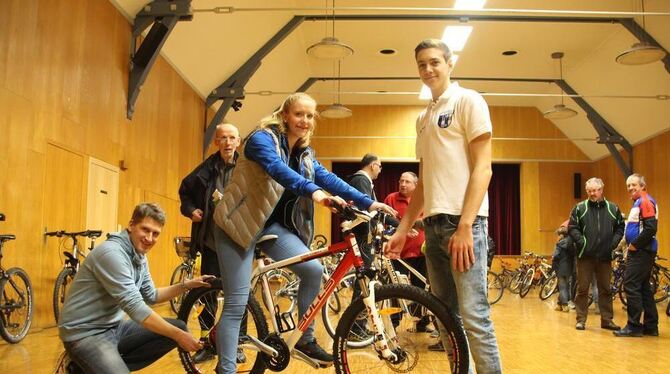Dietmar Viesel (kniend) von der Radsportabteilung des TSV Betzingen steht bei der Radbörse in der Kemmlerhalle potenziellen Käuf