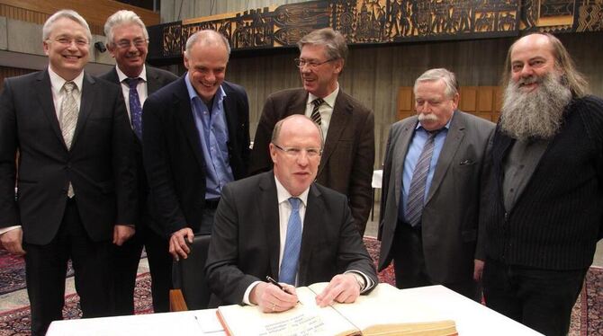 Landtagspräsident Wilfried Klenk beim Eintrag ins Goldene Buch der Stadt Reutlingen – mit (stehend von links) Bürgermeister Robe