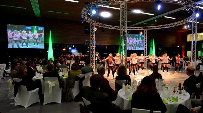 Schön eingedeckte Tische statt Stuhlreihen: Pfullingen macht die Übergabe der neuen Sporthalle zu einem Erlebnis für die Ehrengä