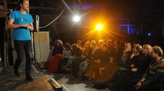 Vernünftiges Trinken will gelernt sein: Kabarettist Philipp Weber gab in der ausverkauften Echaz-Schreinerei Tipps zum Thema. G Vernünftiges Trinken will gelernt sein: Kabarettist Philipp Weber gab in der ausverkauften Echaz-Schreinerei Tipps zum Thema. G