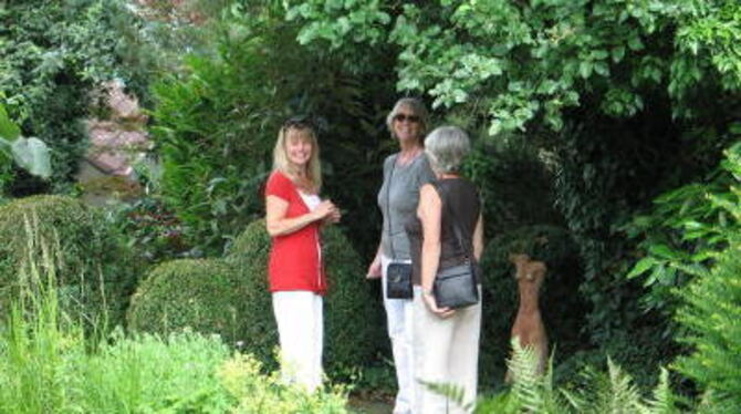 Heidi Degenhardt (links) führt Gartenliebhaberinnen durch ihre gepflegte Wildnis, wo Vogelfrauen in den Seerosenteich blicken un