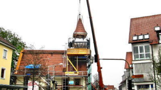 Der Degerschlachter Kirchturm hat seinen Helm wieder: Die Sanierung des Bauwerkes ist sehr aufwendig. FOTO: KEMMLER