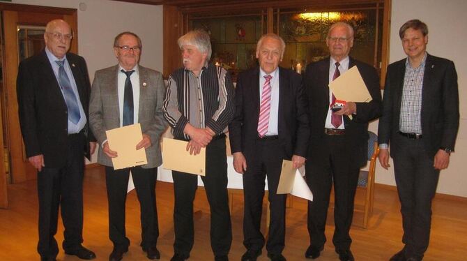 Der Vorsitzende der »Echazbuben« Helmut Stocker (von links) ehrt die Jubilare Paul Stooß, Hermann Martinitz, Heini Nicklas und J